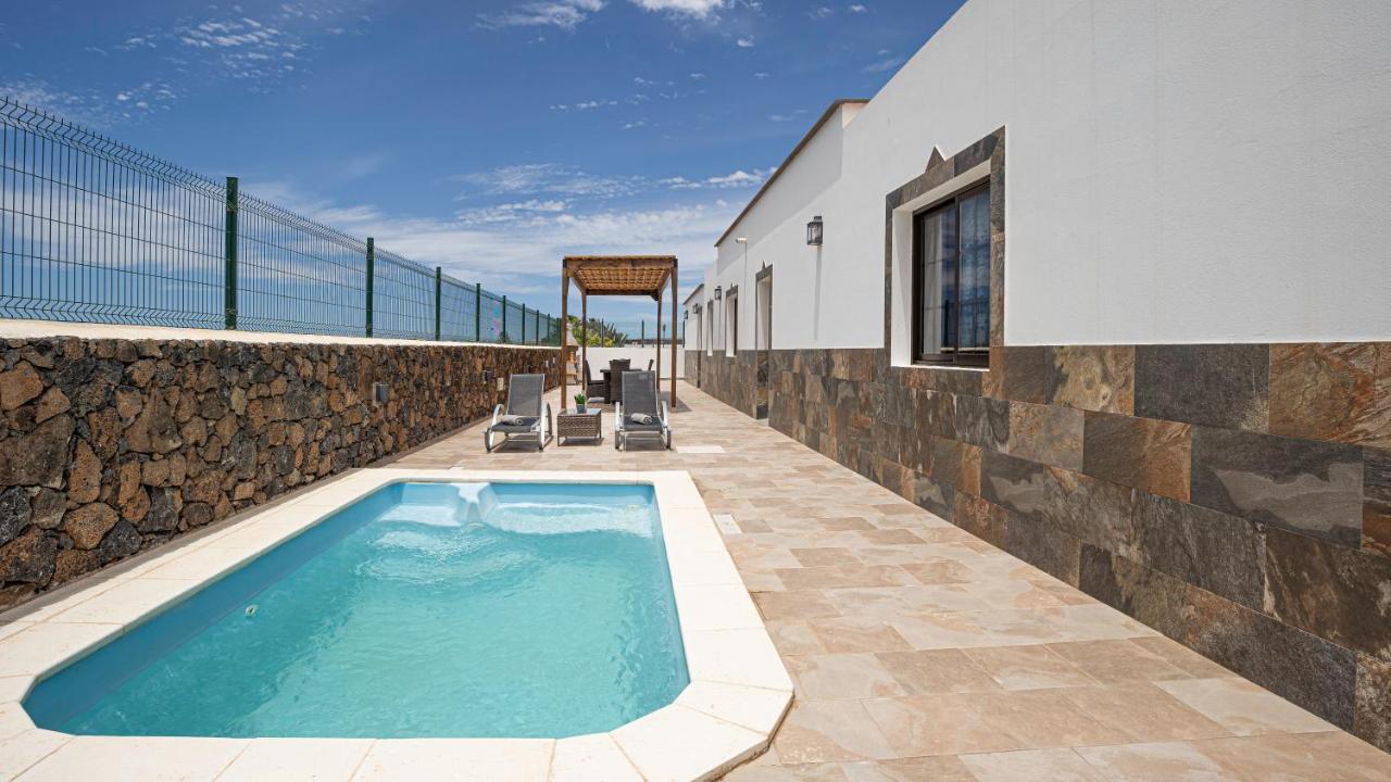 Elena Villa *